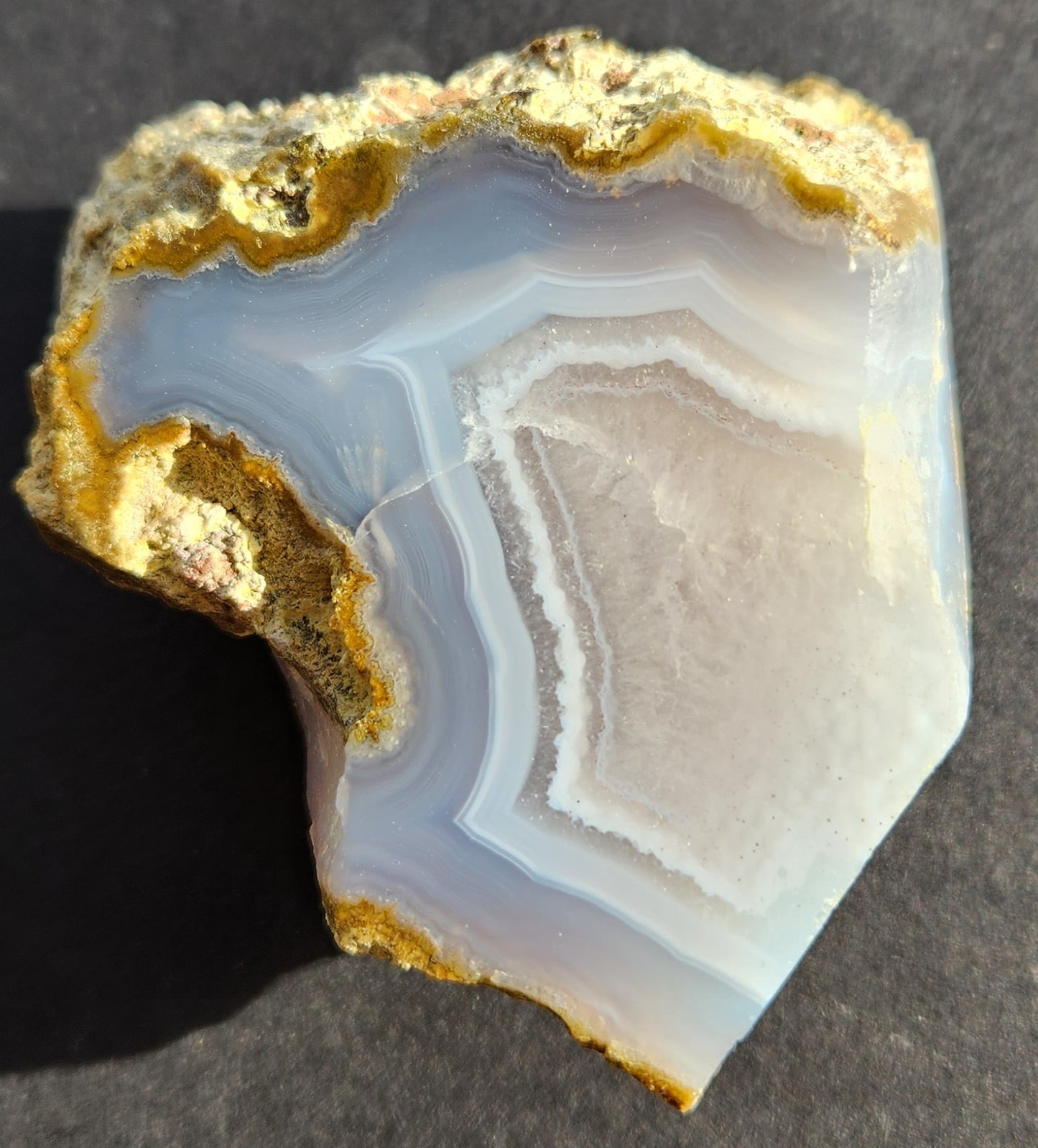 Agate bleue à visage poli avec fortifications et poche de cristal