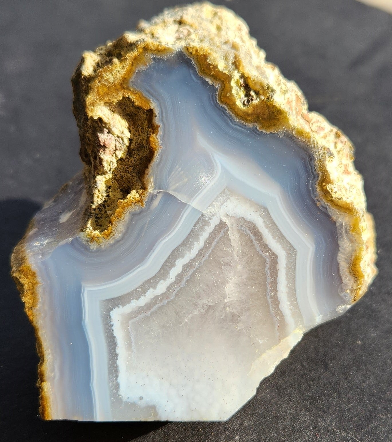 Agate bleue à visage poli avec fortifications et poche de cristal
