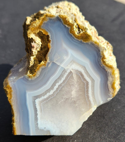 Agate bleue à visage poli avec fortifications et poche de cristal